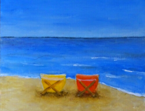 Twee strandstoelen op het strand